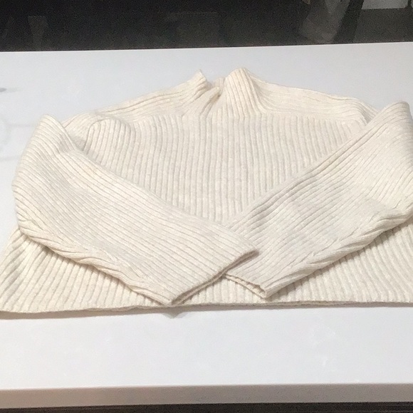 CLEARANCE | H & M cropped Mock turtleneck sweater; LIKE NEW - Picture 1 of 8
